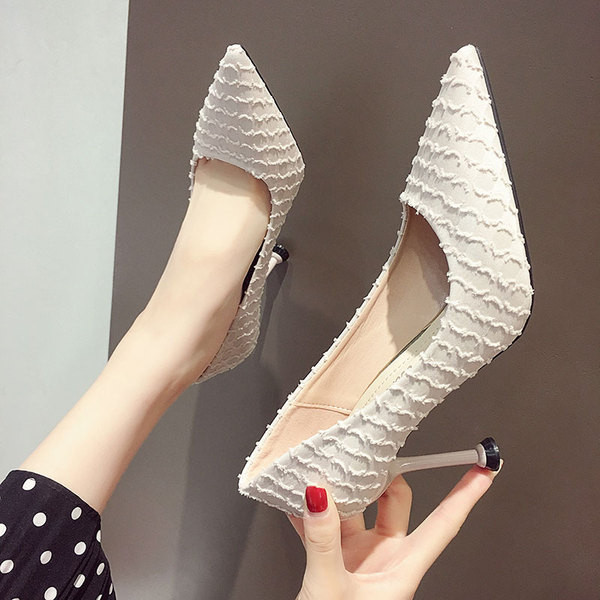 Γυναικεία  μοντέρνα παπούτσια με λεπτό τακούνι  μυτερό σχέδιο σε μπεζ και μαύρο χρώμα