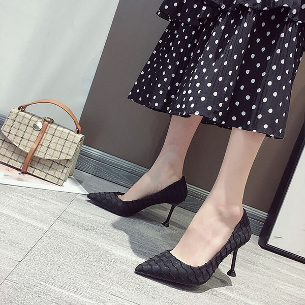 Γυναικεία  μοντέρνα παπούτσια με λεπτό τακούνι  μυτερό σχέδιο σε μπεζ και μαύρο χρώμα