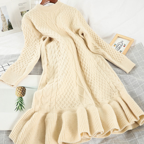 Rochie casual de dama tricotata cu decolteu oval si maneci lungi in roz, bej si negru