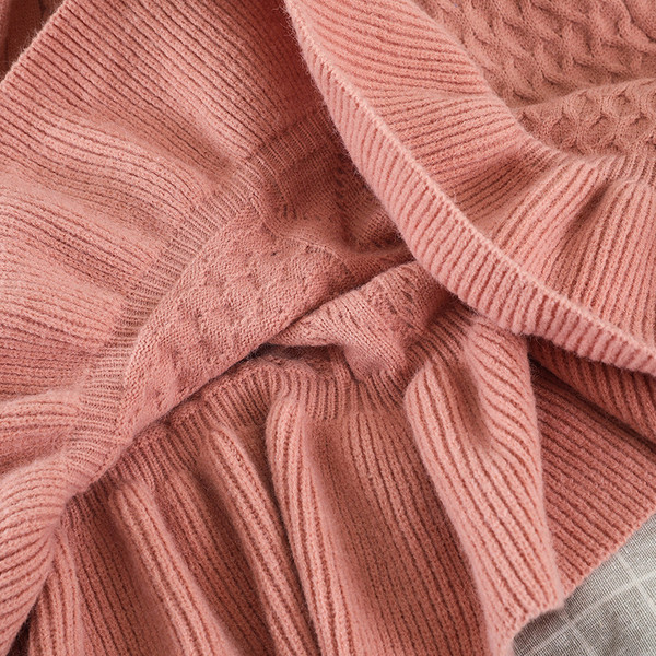 Rochie casual de dama tricotata cu decolteu oval si maneci lungi in roz, bej si negru