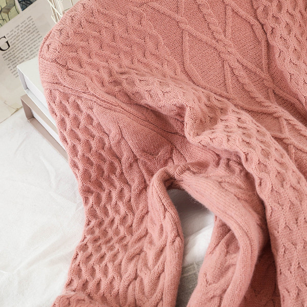 Rochie casual de dama tricotata cu decolteu oval si maneci lungi in roz, bej si negru