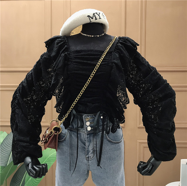 Női csipkeblúz négyzet alakú nyakkivágással, fehér és fekete színben