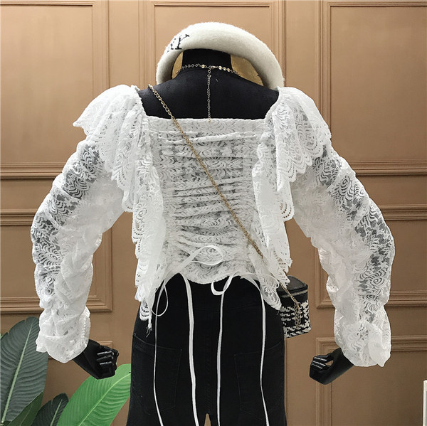 Női csipkeblúz négyzet alakú nyakkivágással, fehér és fekete színben