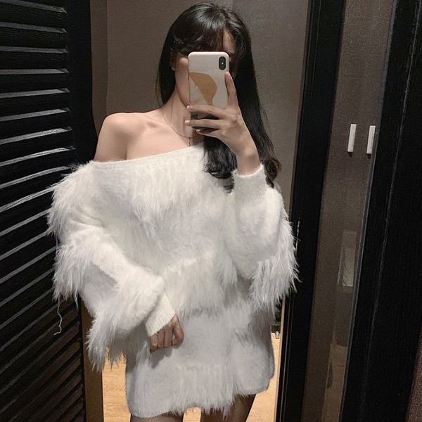 Γυναικείο πουλόβερ σε λευκό και ροζ χρώμα με μακριά μανίκια και φούντες