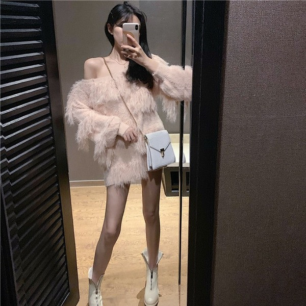 Γυναικείο πουλόβερ σε λευκό και ροζ χρώμα με μακριά μανίκια και φούντες