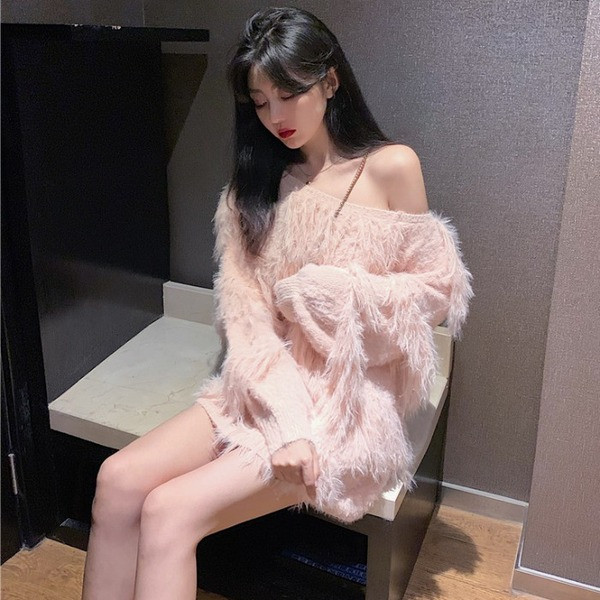 Γυναικείο πουλόβερ σε λευκό και ροζ χρώμα με μακριά μανίκια και φούντες