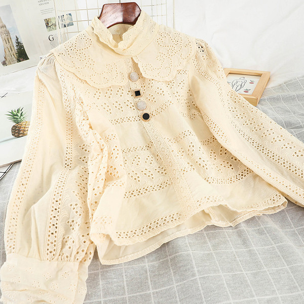 Μοντέρνο γυναικείο δαντελένιο  πουκάμισο με κουμπιά και ψηλό γιακά σε λευκό και μπεζ χρώμα