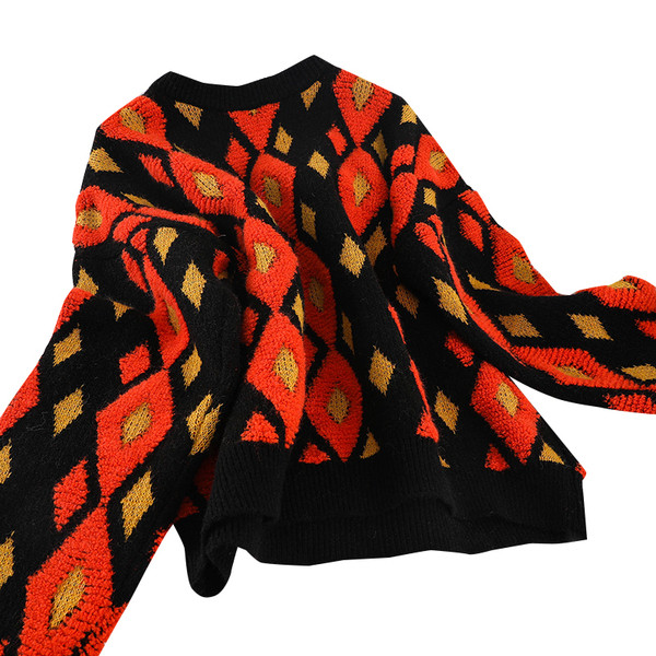 Modern női pulóver ovális nyakkivágással és színes mintával fekete és barna színben