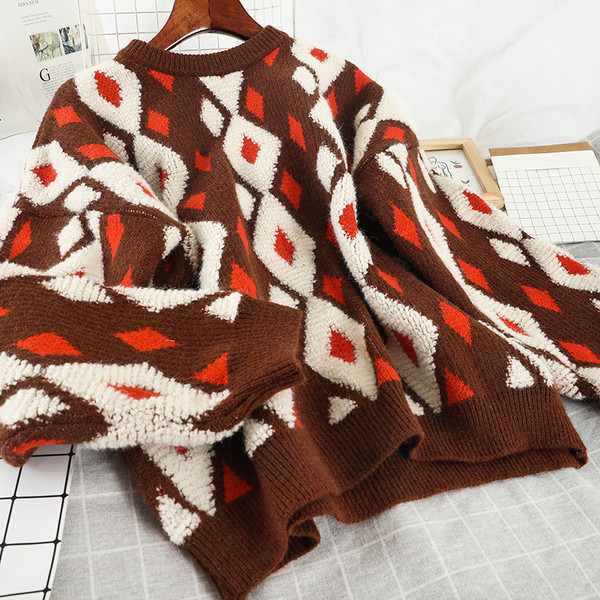 Modern női pulóver ovális nyakkivágással és színes mintával fekete és barna színben