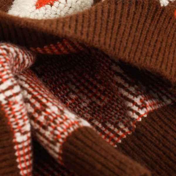 Modern női pulóver ovális nyakkivágással és színes mintával fekete és barna színben