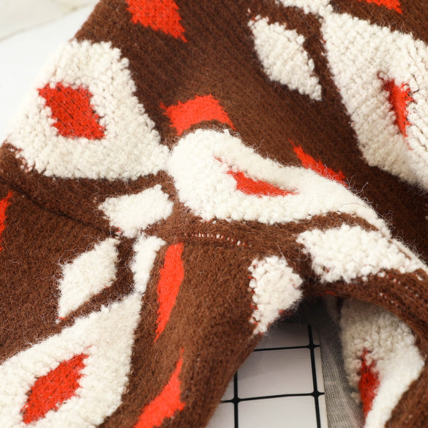 Modern női pulóver ovális nyakkivágással és színes mintával fekete és barna színben