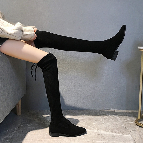 Γυναικείες χειμωνιάτικες μπότες σε οικολογικό σουέτ με  ίσια σόλα σε μαύρο χρώμα