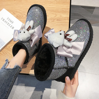 Νέο μοντέλο  γυναικείες μπότες με τρισδιάστατο στοιχείο και επίπεδη σόλα σε δύο χρώματα