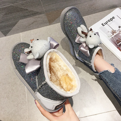 Νέο μοντέλο  γυναικείες μπότες με τρισδιάστατο στοιχείο και επίπεδη σόλα σε δύο χρώματα