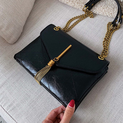 Geantă de umăr modernă mică de damă cu ciucure în negru, roșu și albastru