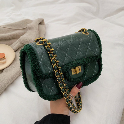 Νέο μοντέλο γυναικεία τσάντα με μεταλλική στερέωση σε μαύρο, κόκκινο, πράσινο και λευκό χρώμα