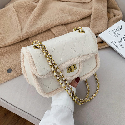 Νέο μοντέλο γυναικεία τσάντα με μεταλλική στερέωση σε μαύρο, κόκκινο, πράσινο και λευκό χρώμα