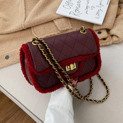 Νέο μοντέλο γυναικεία τσάντα με μεταλλική στερέωση σε μαύρο, κόκκινο, πράσινο και λευκό χρώμα