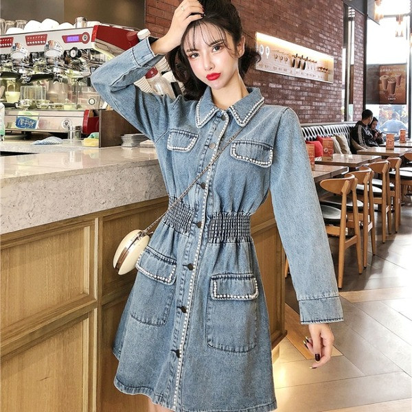 Női aszimmetrikus farmerruha kék színben gumírozott derékkal és gyöngy díszítéssel