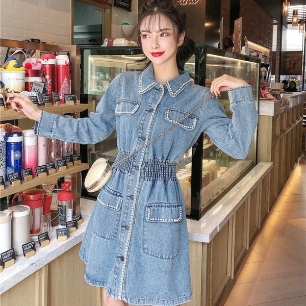 Női aszimmetrikus farmerruha kék színben gumírozott derékkal és gyöngy díszítéssel