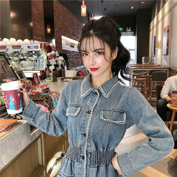 Női aszimmetrikus farmerruha kék színben gumírozott derékkal és gyöngy díszítéssel