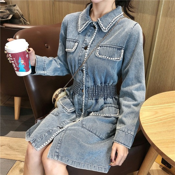 Női aszimmetrikus farmerruha kék színben gumírozott derékkal és gyöngy díszítéssel