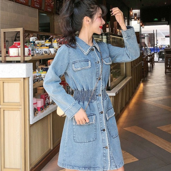 Női aszimmetrikus farmerruha kék színben gumírozott derékkal és gyöngy díszítéssel