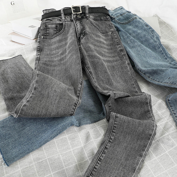 Blugi moderni de dama cu talie inalta si nasturi in negru si albastru