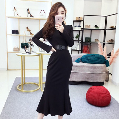 Κομψό γυναικείο φόρεμα σε μαύρο και μοβ χρώμα με μακρύ μανίκι και ψηλό γιακά