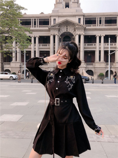 Σύντομο μαύρο πλισέ  φόρεμα με ζώνη και κεντήματα