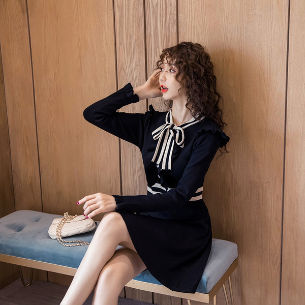 Fekete női ruha gallérján szalaggal