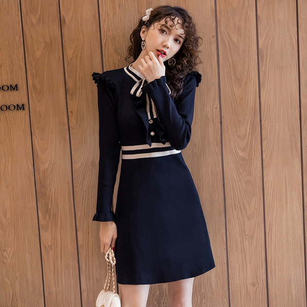 Fekete női ruha gallérján szalaggal