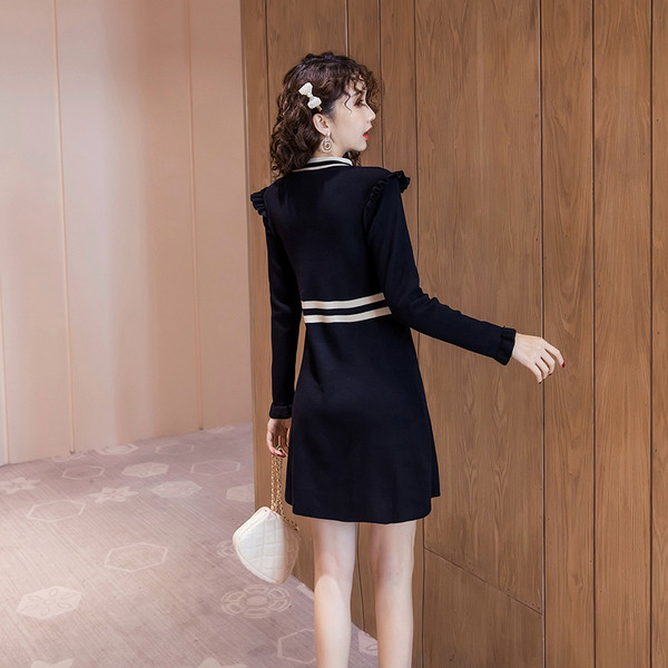 Fekete női ruha gallérján szalaggal