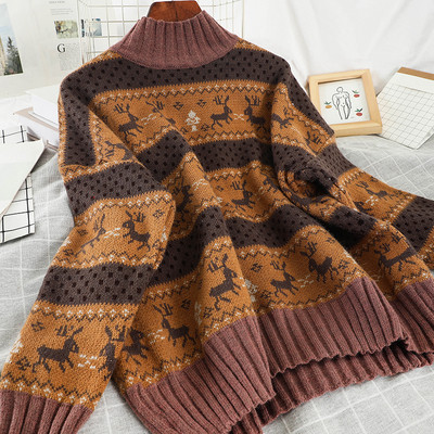 Κομψό γυναικείο πουλόβερ με υψηλό γιακά και χριστουγεννιάτικο σχέδιο σε δύο χρώματα