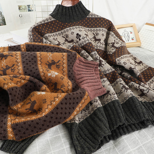 Κομψό γυναικείο πουλόβερ με υψηλό γιακά και χριστουγεννιάτικο σχέδιο σε δύο χρώματα