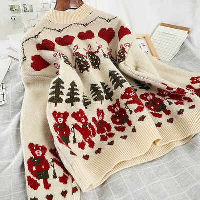 Μοντέρνο γυναικείο πουλόβερ  με ωοειδές ντεκολτέ στο λευκό και κόκκινο χρώμα