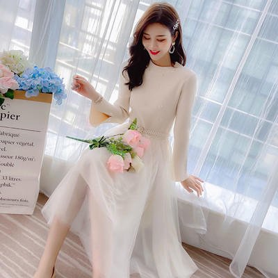 Κομψό γυναικείο φόρεμα σε γκρι και μπεζ χρώμα με μακριά μανίκια και τούλι