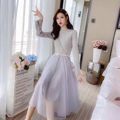 Κομψό γυναικείο φόρεμα σε γκρι και μπεζ χρώμα με μακριά μανίκια και τούλι