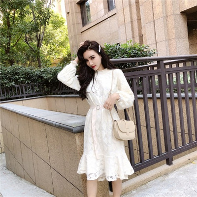 Fekete-fehér női csipkeruha, hosszú ujjal, félmagas gallérral