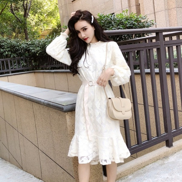 Fekete-fehér női csipkeruha, hosszú ujjal, félmagas gallérral