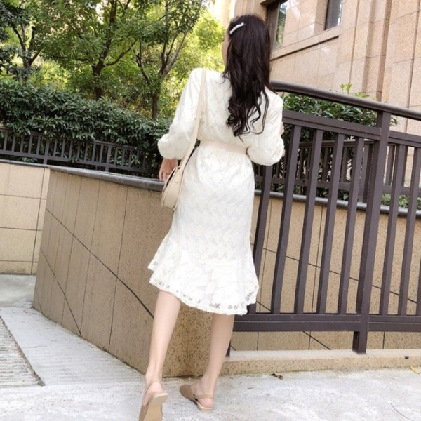 Fekete-fehér női csipkeruha, hosszú ujjal, félmagas gallérral