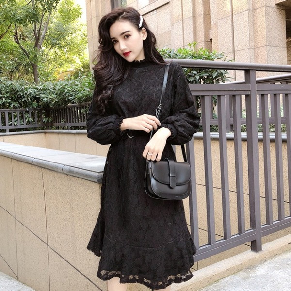 Fekete-fehér női csipkeruha, hosszú ujjal, félmagas gallérral