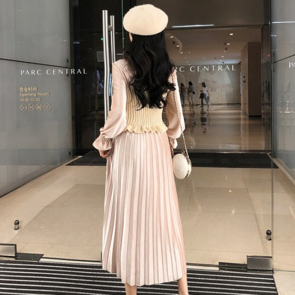 Fusta de dama moderna cu fusta plisata si cravate in roz, bej si negru