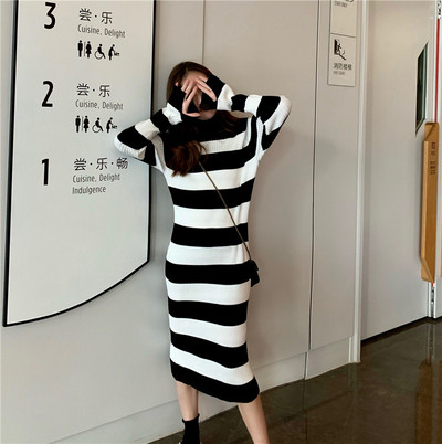 Rochie lungă de damă în dungi, cu mâneci lungi și guler polo