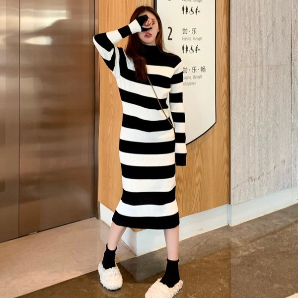 Rochie lungă de damă în dungi, cu mâneci lungi și guler polo