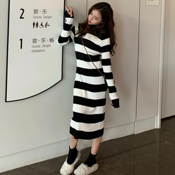 Rochie lungă de damă în dungi, cu mâneci lungi și guler polo