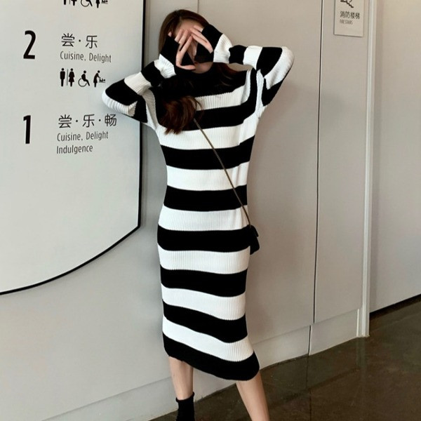 Rochie lungă de damă în dungi, cu mâneci lungi și guler polo