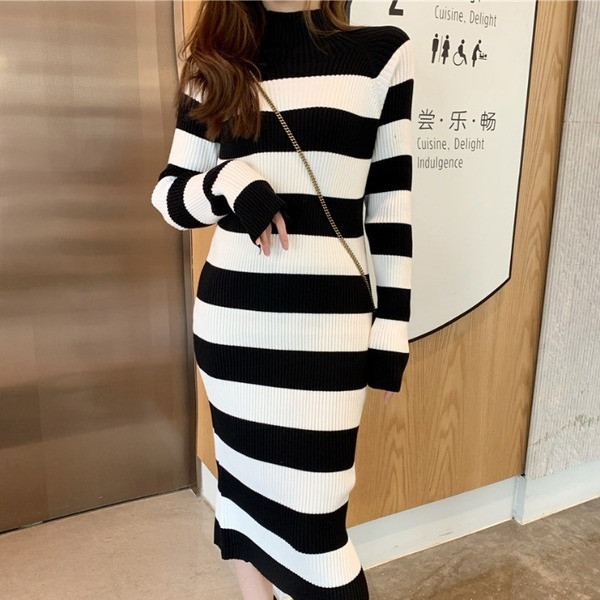 Rochie lungă de damă în dungi, cu mâneci lungi și guler polo