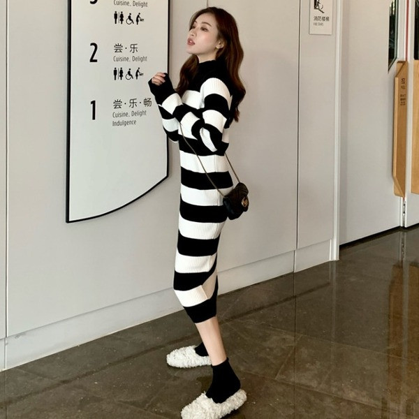 Rochie lungă de damă în dungi, cu mâneci lungi și guler polo