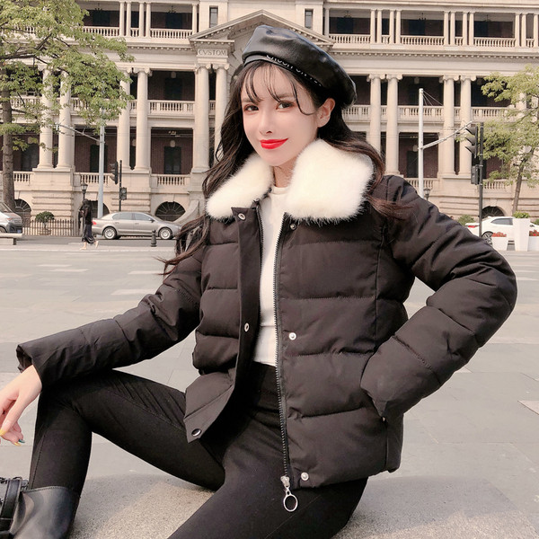 Női rövid téli kabát tollas gallérral, fehér és fekete színben